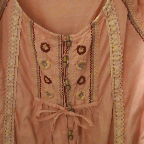 Pink, short sleeve, peasant blouse, small, wood buttons. - Picture 3 of 6